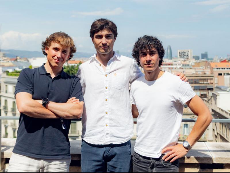 Los tres cofundadores de Publicit en una azotea de Barcelona